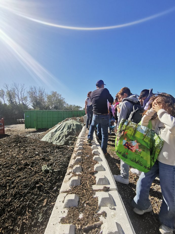 Visite pédagogique sur une plateforme de compostage