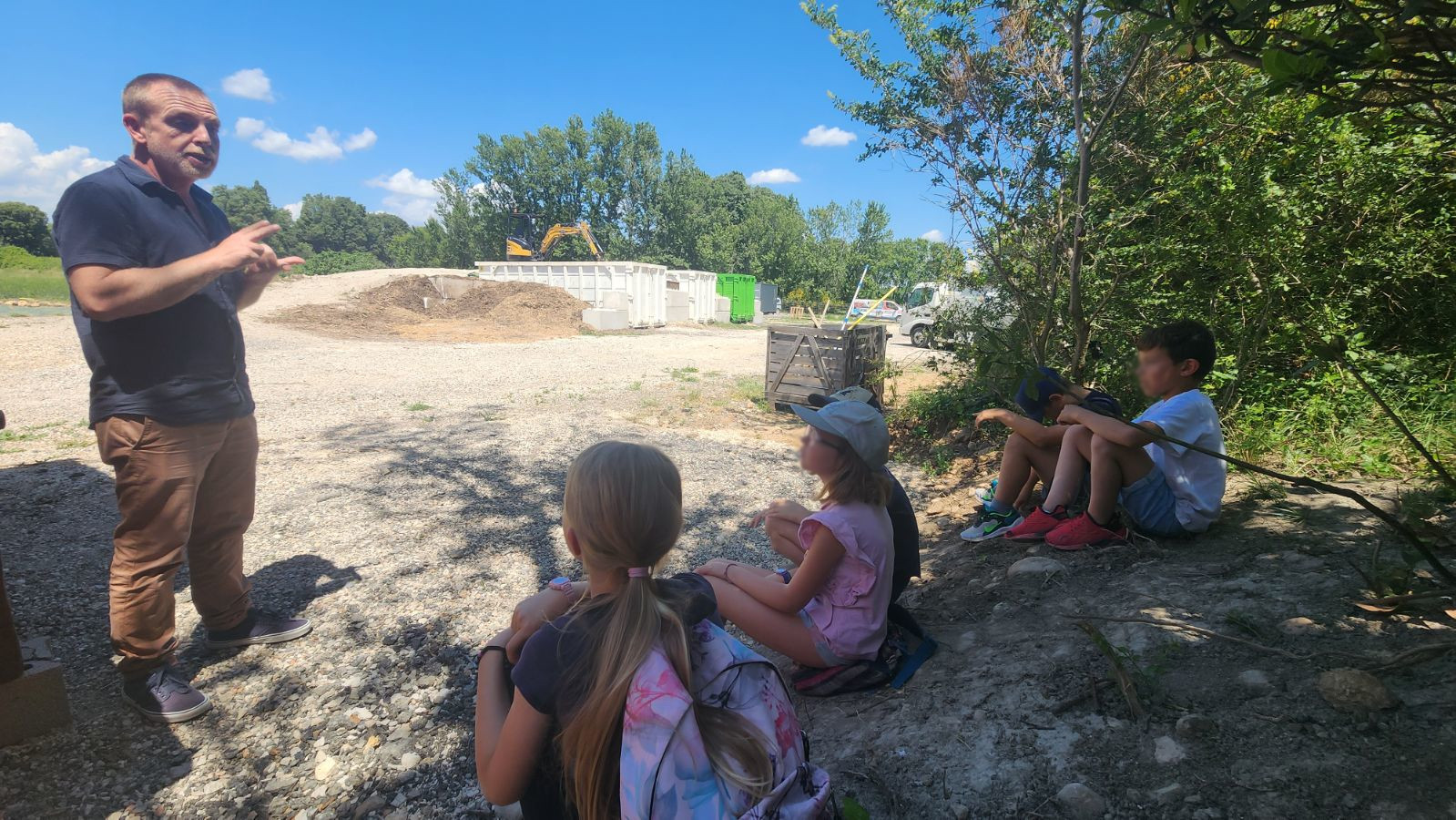 Explications sur site pendant une visite scolaire