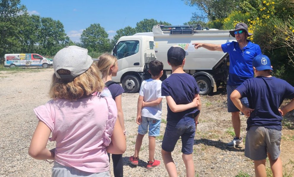 Groupe en visite sur une plateforme